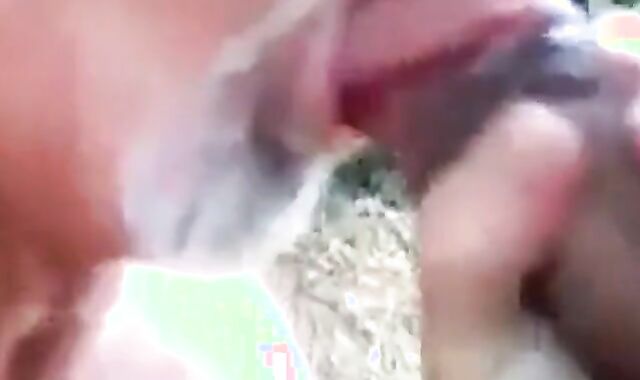 Je suce une grosse bite - partouze gay en plein air avec un ours amateur