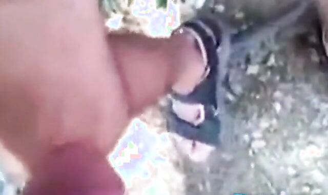 Je suce une grosse bite - partouze gay en plein air avec un ours amateur