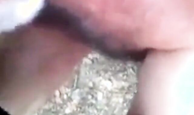 Je suce une grosse bite - partouze gay en plein air avec un ours amateur