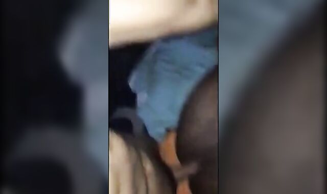 Twink chupa pau e leva mano liberal na bunda