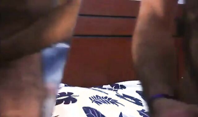 Peludo se pajea solo en casa