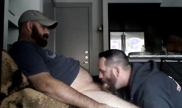 Latino Amateur Blowjob mit Cum Tribute