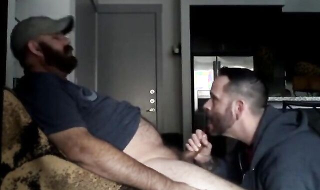 Latino Amateur Blowjob mit Cum Tribute