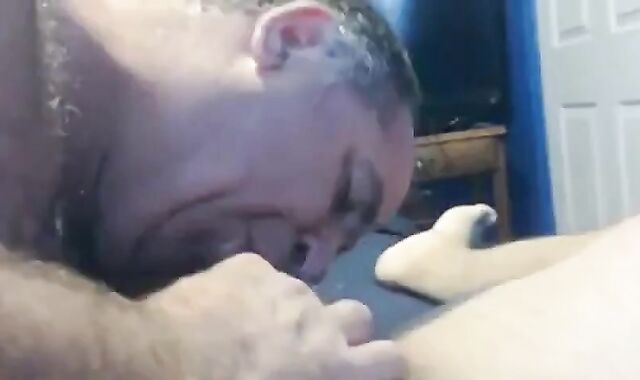 Maduro recibe una mamada de un oso amateur