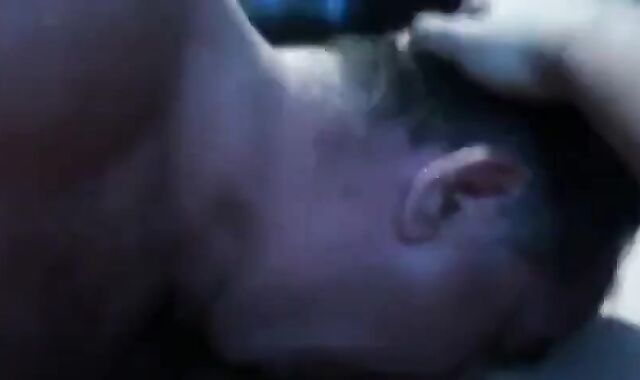 Maduro recibe una mamada de un oso amateur