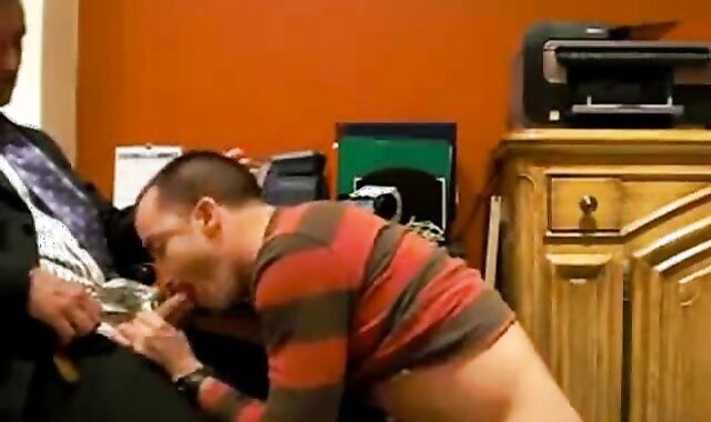 Big-Cock Daddy Blows His Male Secretary