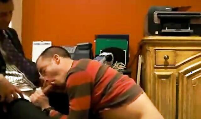 Big-Cock Daddy Blows His Male Secretary