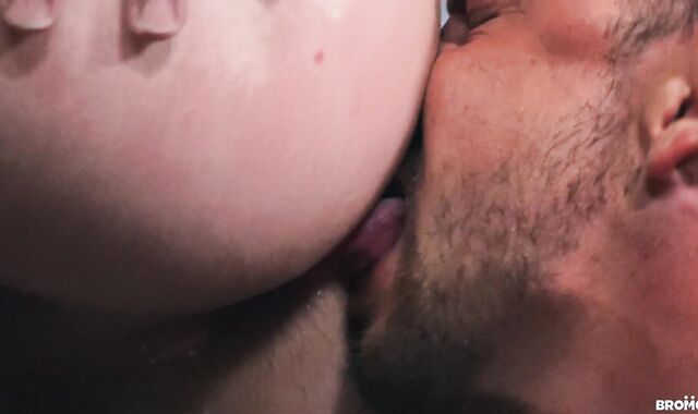 Yankee Paul Canon without a condom gets backside munched