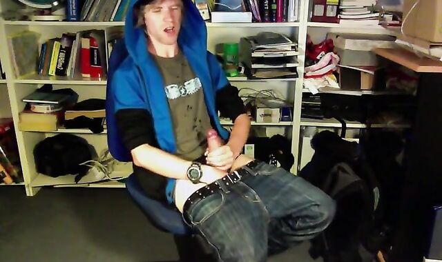 Amateur Twink's Huge Load on Webcam