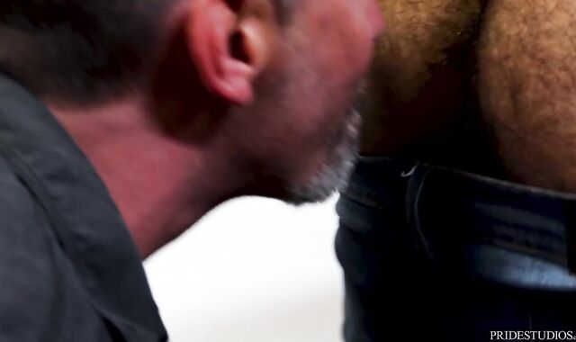 MenOver30.com: Defined and pierced Joe Parker gullet plumb