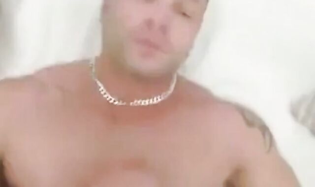 Deutscher Hunk bekommt Bukkake-Ladung im Blowjob-Video