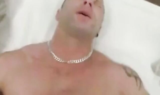 Deutscher Hunk bekommt Bukkake-Ladung im Blowjob-Video