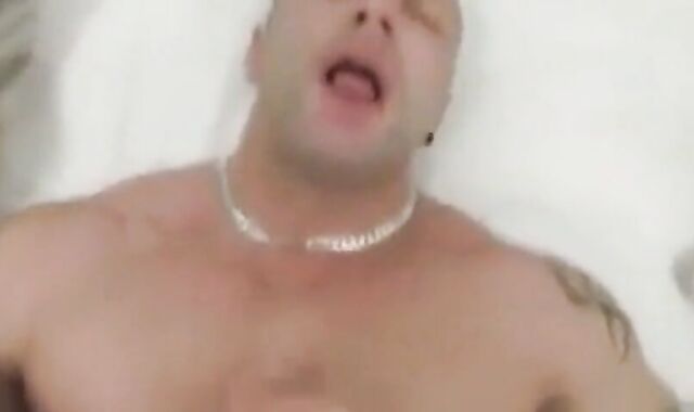 Deutscher Hunk bekommt Bukkake-Ladung im Blowjob-Video