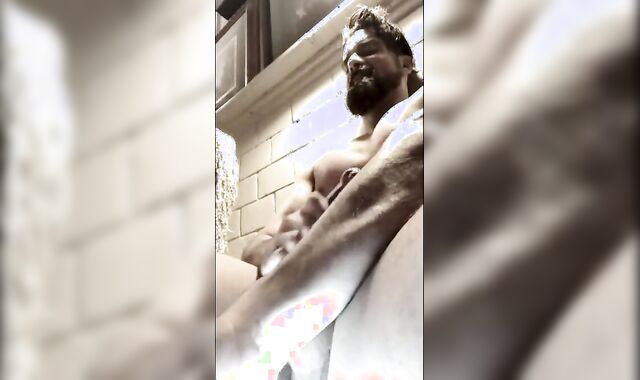 Muscular Stud Shows Off on Webcam