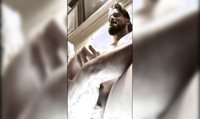 Muscular Stud Shows Off on Webcam