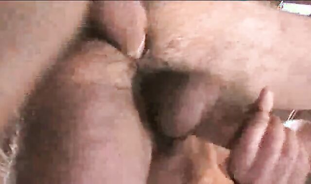 Muscle masculines In The Garage