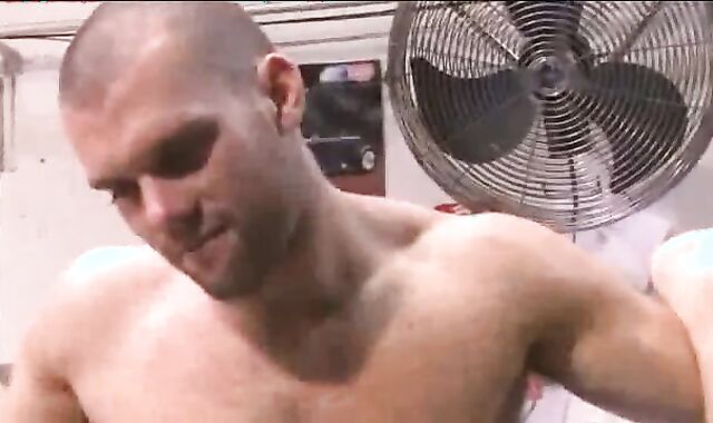 Muscle masculines In The Garage