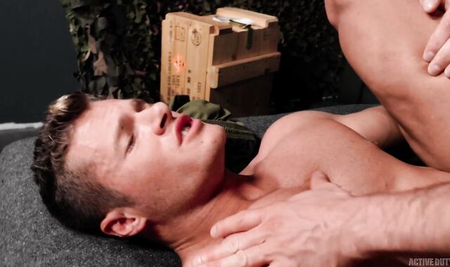 Activeduty - Bulky inked fag without a condom pop-shot