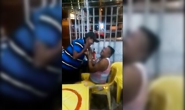 Velho gay latino pega um cara no bar 2