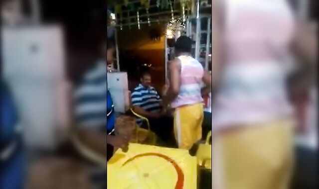 Velho gay latino pega um cara no bar 2