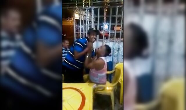 Velho gay latino pega um cara no bar 2