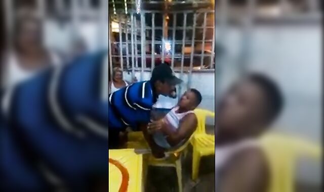 Velho gay latino pega um cara no bar 2