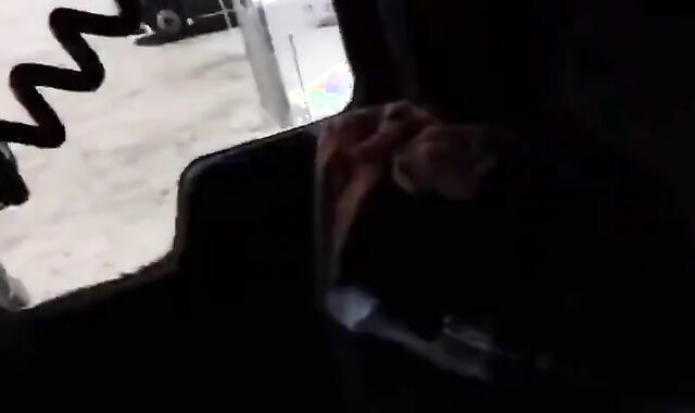 Amateur-Truck-Fahrer genießt einen geblasen