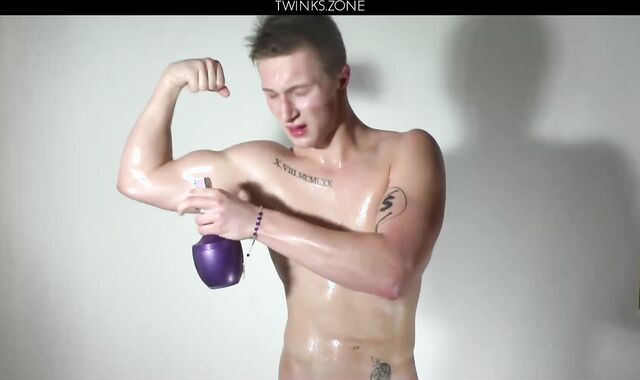 Nude Flexing Evan Jonson