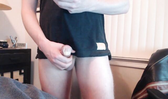 Amateur Guy Masturbates on Webcam