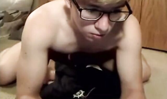 Nerdy Twink Dildo Solo