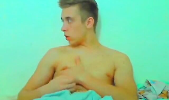 Twink Shows Off His Body and Dick on Webcam