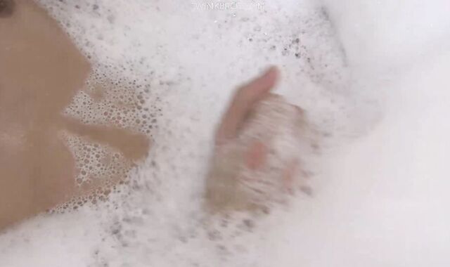 Roxy Red S Sexy Bathtime