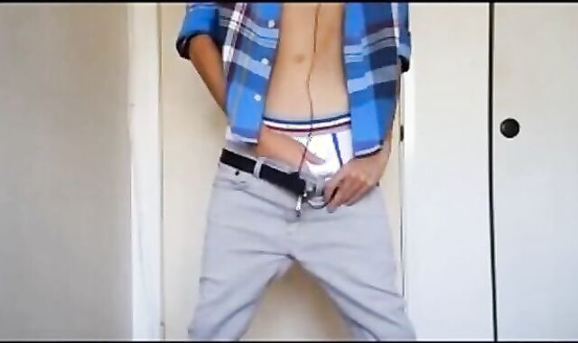 Twink Amateur Gets Off on Sagging 2