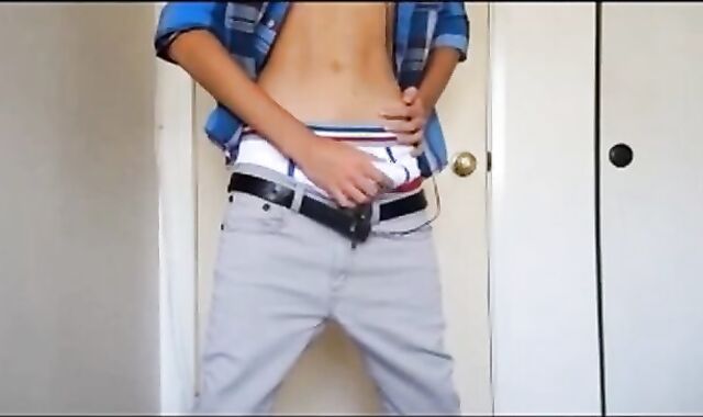 Twink Amateur Gets Off on Sagging 2