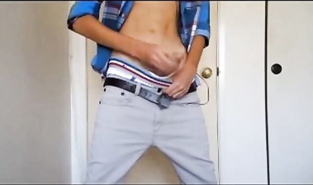 Twink Amateur Gets Off on Sagging 2