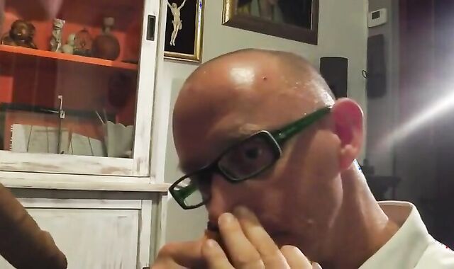 Saugender Nachbar: Amateur-Blowjob von einem Muskelprotz