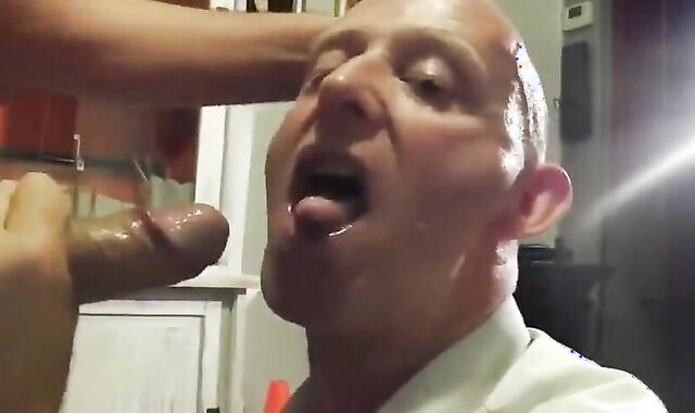 Saugender Nachbar: Amateur-Blowjob von einem Muskelprotz