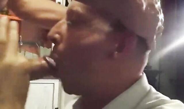 Saugender Nachbar: Amateur-Blowjob von einem Muskelprotz