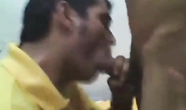 Chupando a Beto: Mamada Amateur de Twink Latino