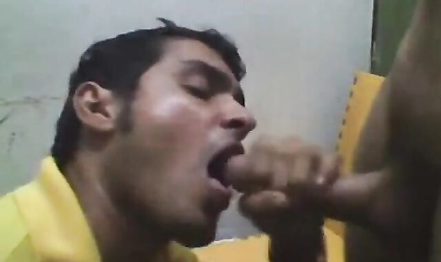 Chupando a Beto: Mamada Amateur de Twink Latino