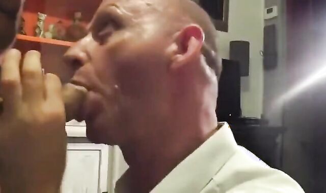 Saugender Nachbar: Amateur-Blowjob von einem Muskelprotz 2