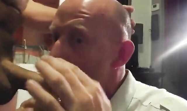 Saugender Nachbar: Amateur-Blowjob von einem Muskelprotz 2