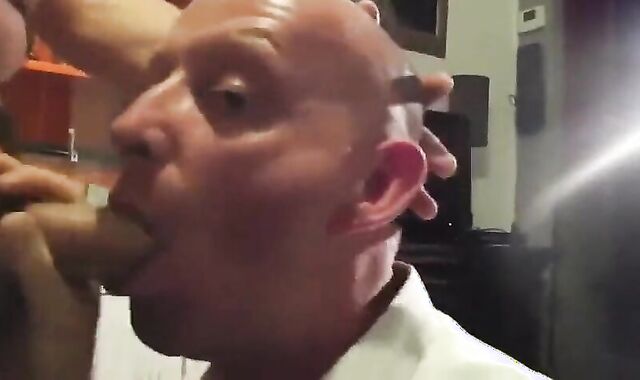 Saugender Nachbar: Amateur-Blowjob von einem Muskelprotz 2