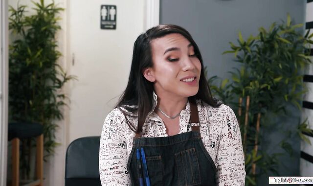 Shemale Kasey Kei analed by delivery guy