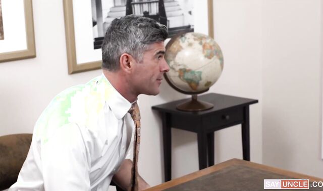 Missionary Men:voyeur Ivy Leans to Oak's Readiness