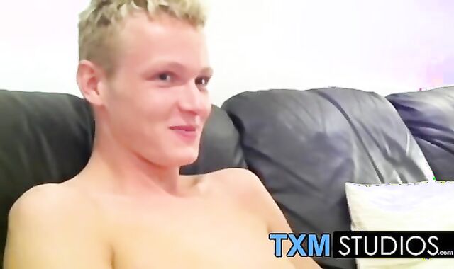 blondie Solo nubile draining On The Couch