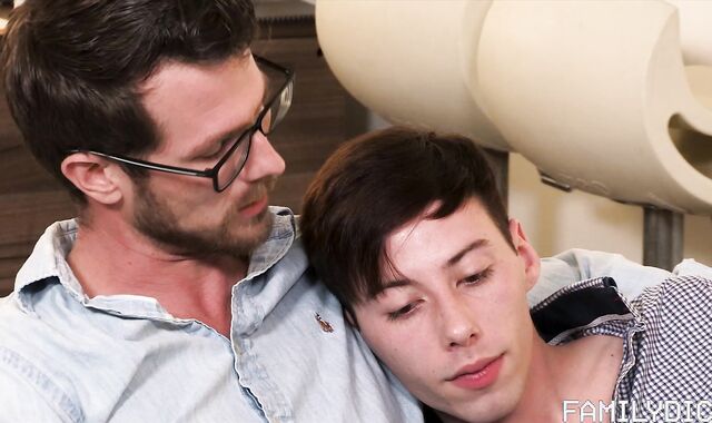 Family Spear:voyeur Son-in-law's Heart Mended by Father's Attention