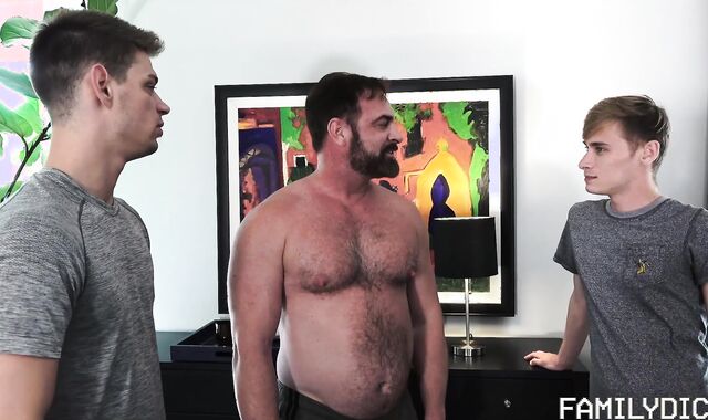 Family Bone:voyeur Large Brother's BLOWJOB Wins Over Pop?voyeur?spycam?s Heart