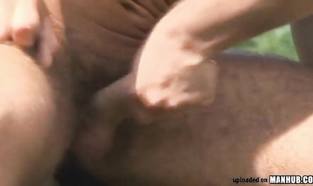 twunk gives a fine rim job outside