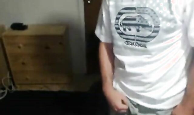Nerdy Twink Cums on Cam